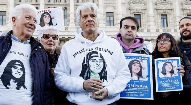 https://statics.cedscdn.it/photos/MED/2025/10/03/9105282_03185127_emanuela_orlandi_pietro_lettere_false.jpg