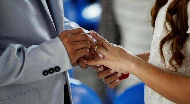 https://statics.cedscdn.it/photos/MED/2025/10/05/9108647_05122856_matrimonio.jpg
