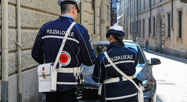 https://statics.cedscdn.it/photos/MED/2025/10/05/9108764_05152438_in_un_anno_oltre_72mila_multe_per_la_sosta_e_200_al_giorno_ymg5nnk.jpg