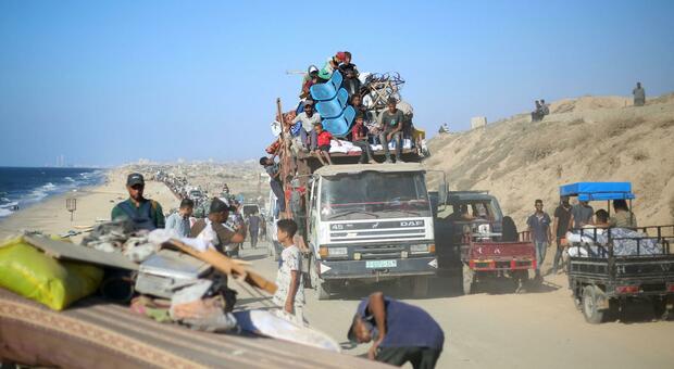 Esodo a sud, Gaza si svuota: «Via già 900 mila persone». E Hamas perde sostegno