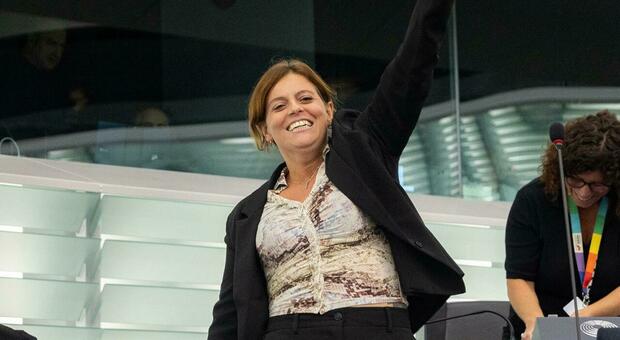 https://statics.cedscdn.it/photos/MED/2025/10/07/9113075_07203259_ilaria_salis.jpg