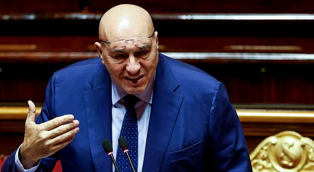 https://statics.cedscdn.it/photos/MED/2025/10/08/9114403_08100643_guido_crosetto.jpg