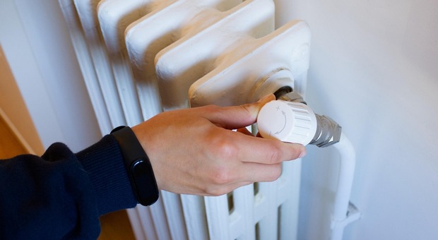 https://statics.cedscdn.it/photos/MED/2025/10/08/9114683_08143636_termosifoni_accesi_quando_date_citta_per_citta_orari_limiti.jpg