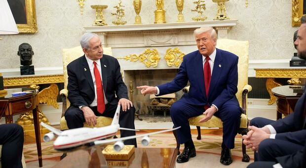 https://statics.cedscdn.it/photos/MED/2025/10/09/9116516_09085429_trump_netanyahu_telefonata.jpg