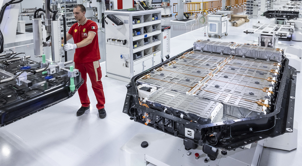 https://statics.cedscdn.it/photos/MED/2025/10/09/9116647_09105125_ferrari_elettrica.jpg