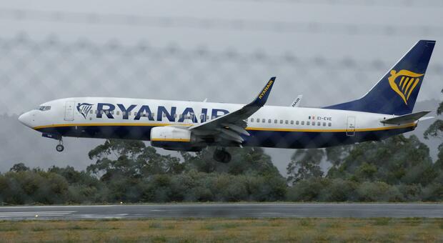 https://statics.cedscdn.it/photos/MED/2025/10/09/9117031_09163043_ryanair.jpg