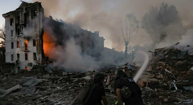 https://statics.cedscdn.it/photos/MED/2025/10/12/9122708_12184507_kramatorsk_guerra.jpg