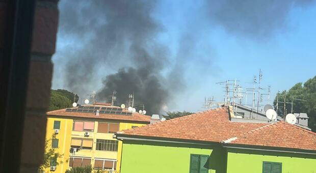 https://statics.cedscdn.it/photos/MED/2025/10/13/9124389_13122830_incendio_prenestina.jpg