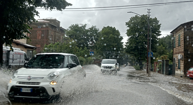 Južno Italijo prizadelo slabo vreme, v petih regijah razglašena rumena opozorila