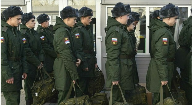 https://statics.cedscdn.it/photos/MED/2025/10/15/9128371_15072251_russia_riservisti.jpg