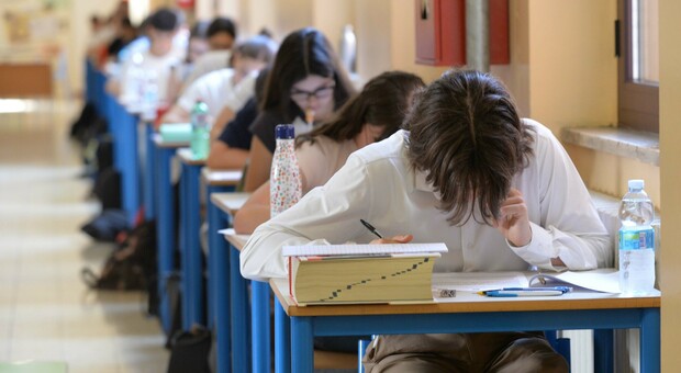 https://statics.cedscdn.it/photos/MED/2025/10/15/9129120_15184917_maturita_cosa_cambia.jpg