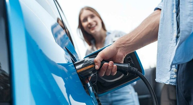 https://statics.cedscdn.it/photos/MED/2025/10/15/9129236_15200731_incentivi_auto_elettriche_europa.jpg