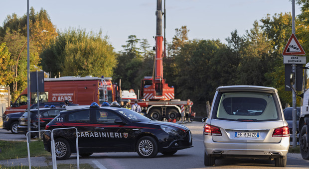 Muore la mamma anziana, i due figli la caricano in auto e si gettano ...