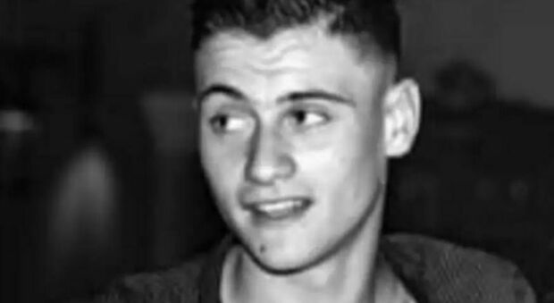 Manuel muore a 21 anni in un incidente d'auto mentre va al lavoro: «Un ragazzo pieno di entusiasmo e sogni da realizzare»