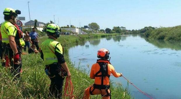 Due cadaveri recuperati in un'auto in fondo al fiume, sono fratello e sorella. La madre trovata morta la settimana prima
