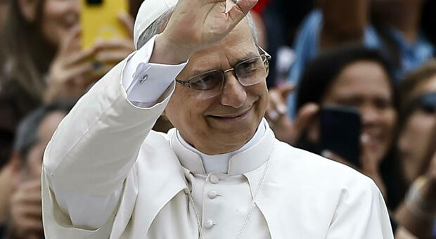 https://statics.cedscdn.it/photos/MED/2025/10/19/9136589_19114634_papa_leone_follapg.jpg