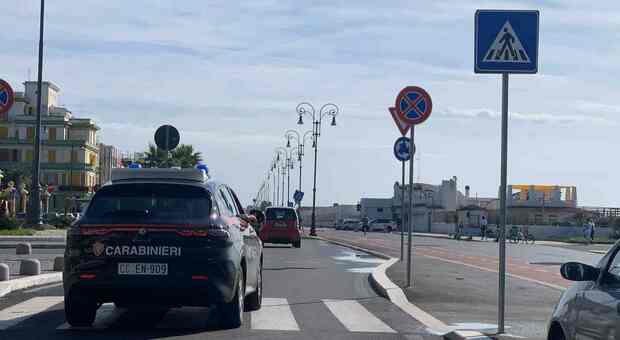 https://statics.cedscdn.it/photos/MED/2025/10/19/9136859_19182815_ostia_controlli_dei_carabinieri_1_.jpg