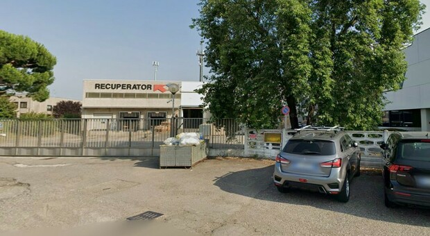 https://statics.cedscdn.it/photos/MED/2025/10/20/9138387_20125335_licenziata_dopo_tumore.jpg