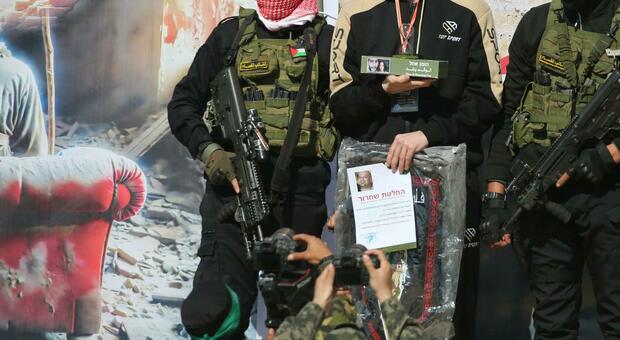 https://statics.cedscdn.it/photos/MED/2025/10/21/9140292_21101042_jihad.jpg