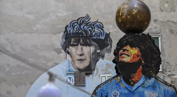 https://statics.cedscdn.it/photos/MED/2025/10/21/9140388_21115945_maradona.jpg