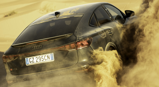 la SQ6 Sportback e-tron nel Sahara tunisino
