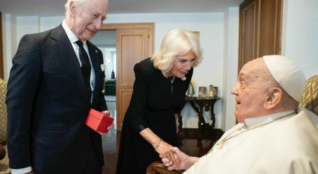 https://statics.cedscdn.it/photos/MED/2025/10/22/9142324_22081603_carlo_papa.jpg