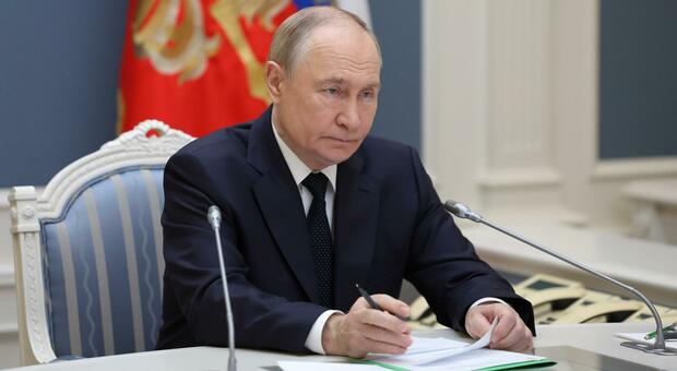 https://statics.cedscdn.it/photos/MED/2025/10/22/9142879_22162630_putin.jpg