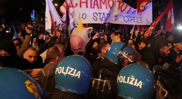 https://statics.cedscdn.it/photos/MED/2025/10/24/9147389_24203646_manifestazione_roma_scontri.jpg