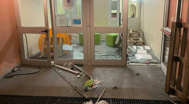 https://statics.cedscdn.it/photos/MED/2025/10/26/9150717_26160041_genova_liceo_devastato.jpg