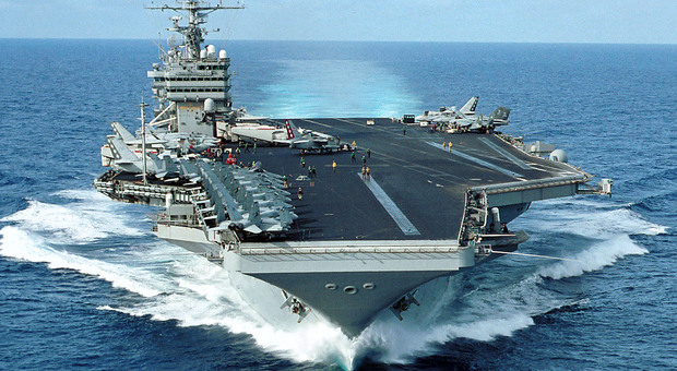 https://statics.cedscdn.it/photos/MED/2025/10/31/9160854_31132246_us_navy_020928_n_3653a_001_the_nuclear_powered_aircraft_carrier_uss_george_washington_cvn_73_transits_the_atlantic_ocean.jpg