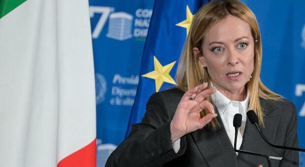 Cortei studenti, Meloni: «Certa politica smetta di giustificare e  proteggere violenze». Schlein: «Solidarietà agli agenti»