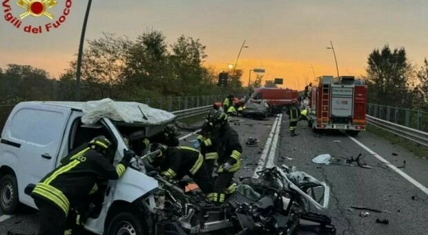 https://statics.cedscdn.it/photos/MED/2025/11/09/9178344_09093527_incidente_bergamo_oggi_.jpg