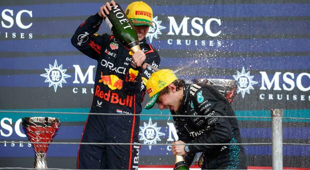 Verstappen festeggia Antonelli sul podio del Gran Premio del Brasile a San Paolo