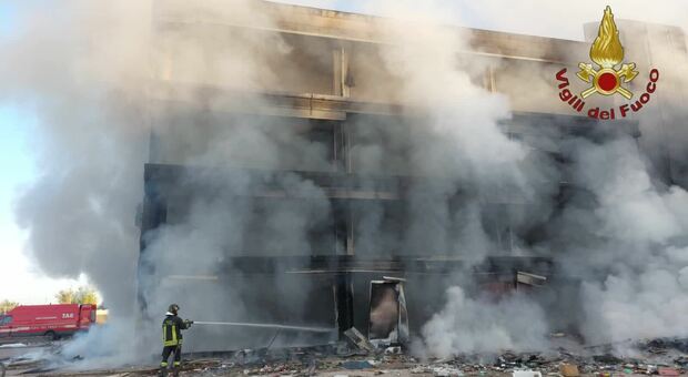 Roma, incendio in un edificio occupato a Tor Sapienza. Un uomo si lancia per fuggire, è grave