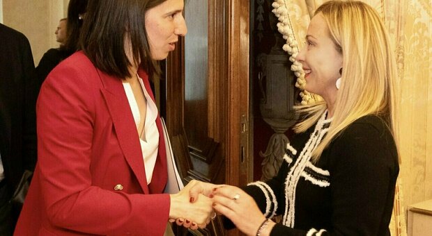 https://statics.cedscdn.it/photos/MED/2025/11/12/9184877_12181541_7391825_09222746_giorgia_meloni_elly_schlein.jpg