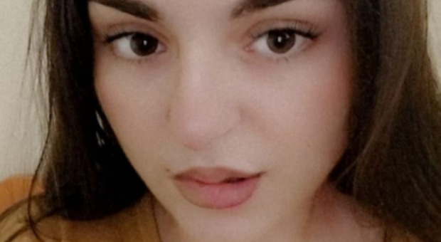 V Italiji 25-letnik ubil sestro, nato pa v video klicu materi pokazal njeno truplo