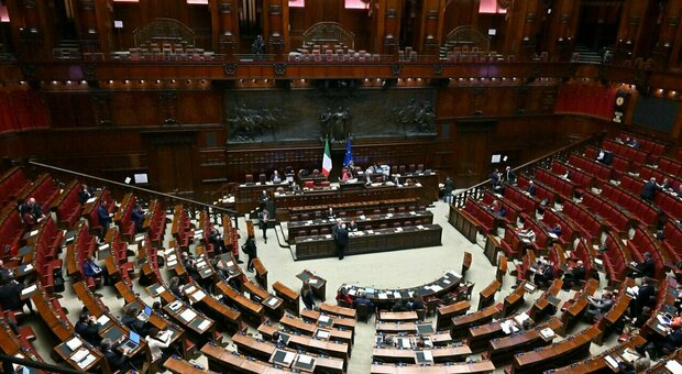 https://statics.cedscdn.it/photos/MED/2025/11/20/9200767_20174811_7863344_10163919_montecitorio_2.jpg