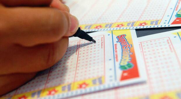 Izžrebane številke lota, SuperEnalotta in 10eLotto za četrtek, 20. november 2025; glavni dobitek SuperEnalotta znaša 80,2 milijona evrov