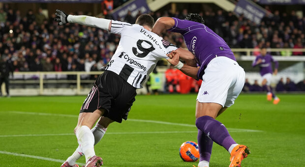 Vlahovic e il rigore revocato in Fiorentina-Juventus: ecco cosa è successo, la decisione del Var