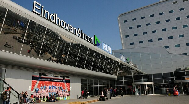 Olanda, droni sull'aeroporto di Eindhoven: stop ai voli. «I mezzi di difesa sono pronti a intervenire»