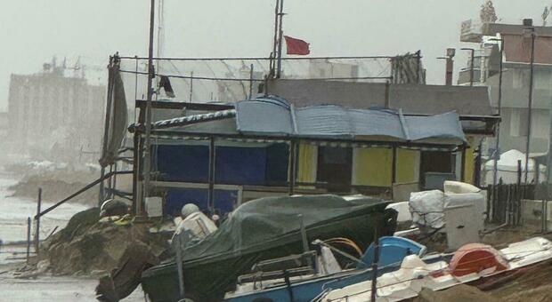 La bufera di pioggia e bora spazza la costa pesarese ed è già allarme erosione, gli alberi ...