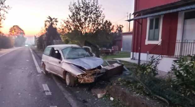 Finisce fuori strada con l'auto e si schianta contro un muretto ...