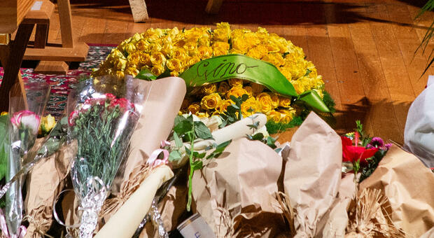 Odprtje krste za Ornello Vanoni: Gino Paoli poslal srce iz rumenih vrtnic