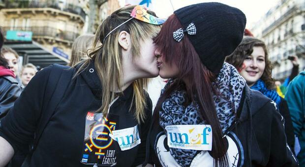 Matrimoni gay, la Corte Ue: «Vanno riconosciuti se celebrati in un altro Stato membro»