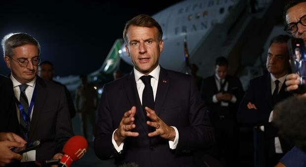 Francia, Macron vara il servizio militare volontario dall'estate 2026: «Mobilitazione per difenderci». Crosetto: discutiamone anche in Italia