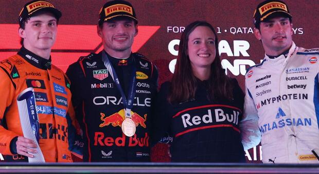 Max Verstappen sel podio del GP del Qatar con Piastri, Sainz e l'ingegnere delle strategie Red Bull
