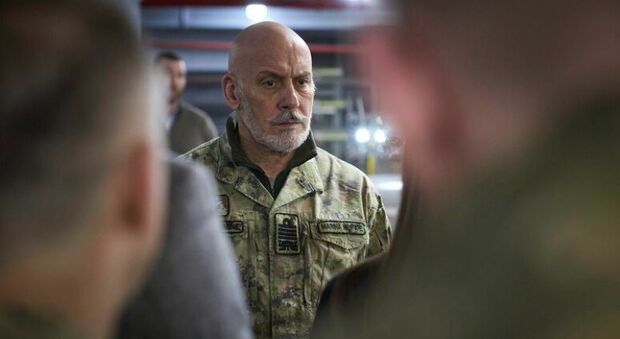 Guerra in Ucraina, l'ammiraglio Giuseppe Cavo Dragone: «Come Nato valutiamo un attacco preventivo alla Russia»