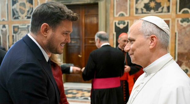 https://statics.cedscdn.it/photos/MED/2025/12/06/9229063_06162815_buble_papa_vaticano.jpg