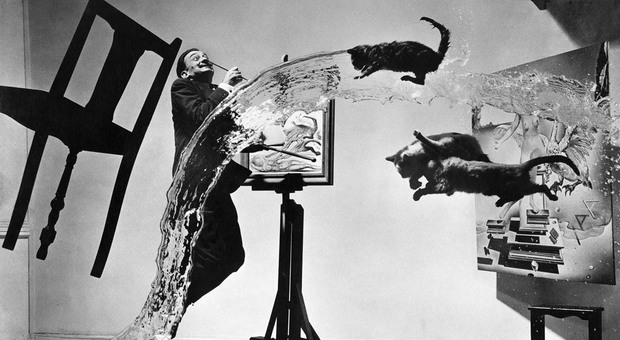 Onirici e surreali, in mostra gli scatti e i ritratti di Halsman: fotografie uniche a metà tra documento e invenzione