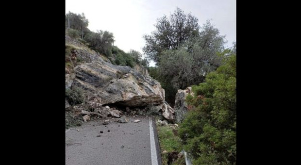 Costone di roccia frana sulla Statale garganica: strada interrotta